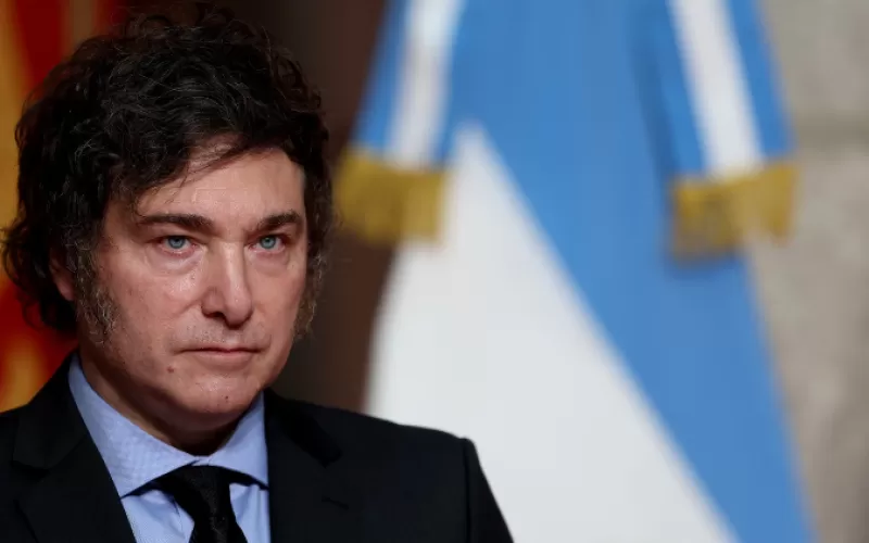Milei fren&oacute; la ca&iacute;da, pero la motosierra ya pasa factura