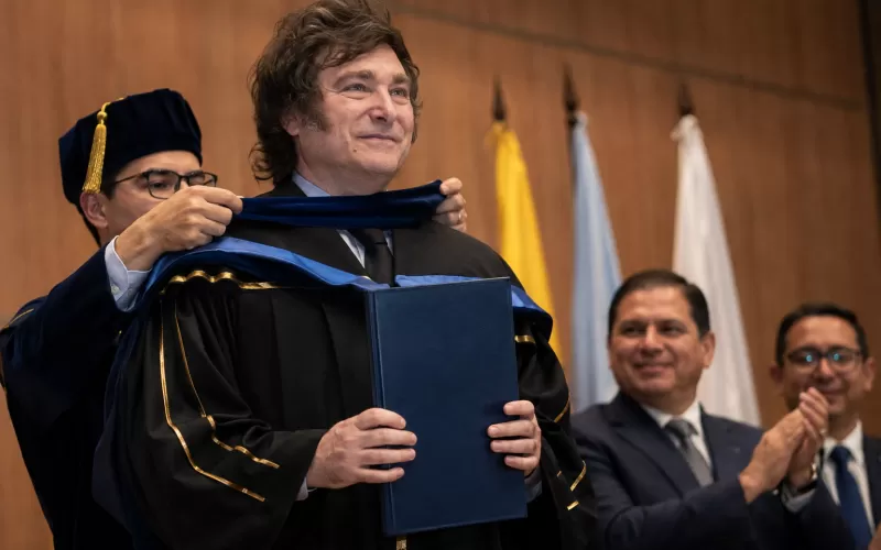Milei sum&oacute; un t&iacute;tulo acad&eacute;mico en Colombia mientras rearma su trinchera pol&iacute;tica