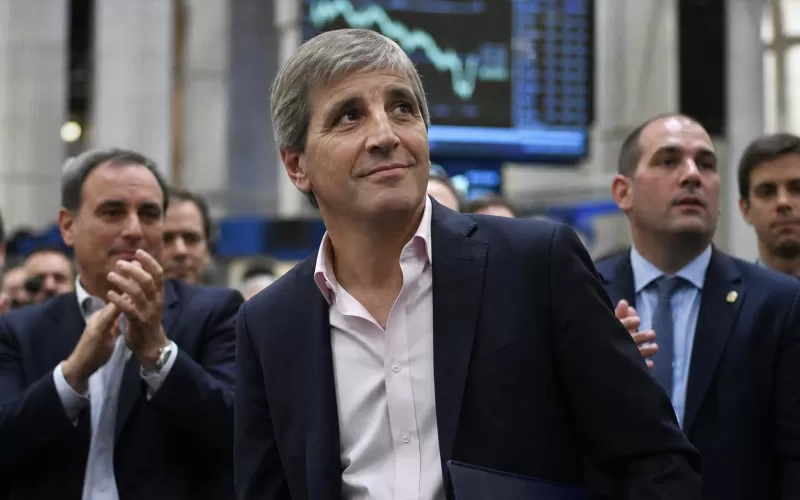Caputo liquid&oacute; a la oposici&oacute;n y blind&oacute; la reelecci&oacute;n de Milei ante el mercado