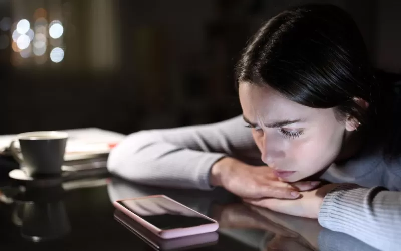 Del FOMO al ROMO: radiograf&iacute;a del hartazgo digital y el dilema de desconectar