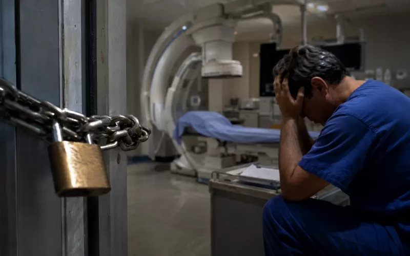 El vaciamiento de IOMA golpea a Trenque Lauquen: cortan servicios m&eacute;dicos clave por deudas de Kicillof