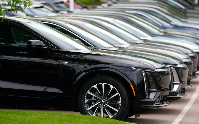 Bajan autos de lujo tras quita de impuestos