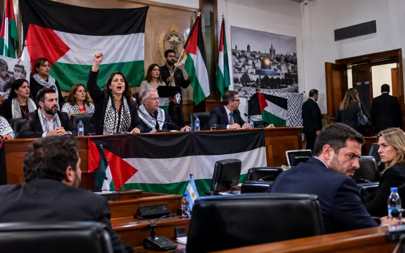 El PJ cop&oacute; el Concejo Deliberante de Z&aacute;rate con propaganda pro Palestina y desat&oacute; la furia libertaria