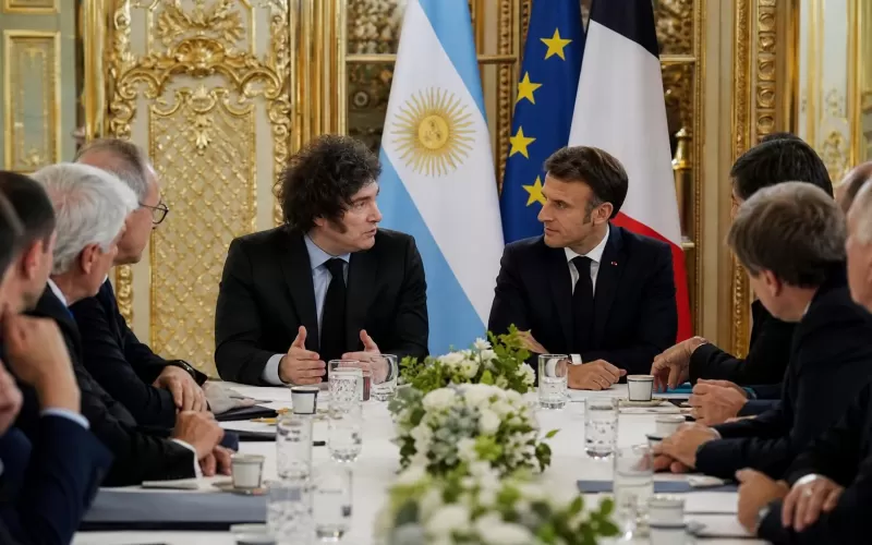 Milei llev&oacute; su plan de ajuste a Francia y prometi&oacute; blindaje electoral ante banqueros
